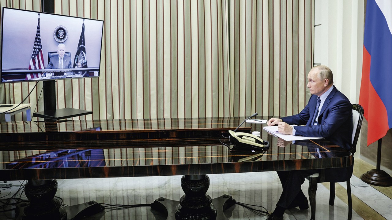 CÚPULA - Putin e Biden conversam por videoconferência: jogo de cena, por ora -