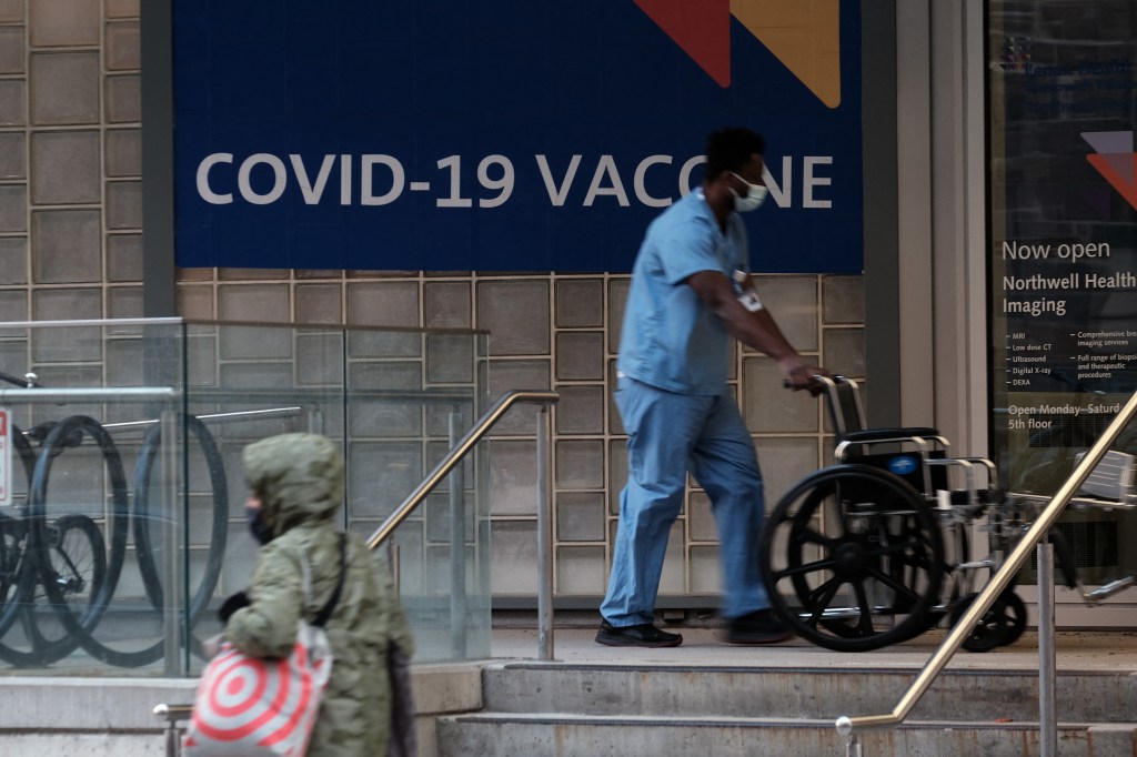 Cartaz de posto de vacinação contra a Covid-19 em Nova York. 18/11/2021
