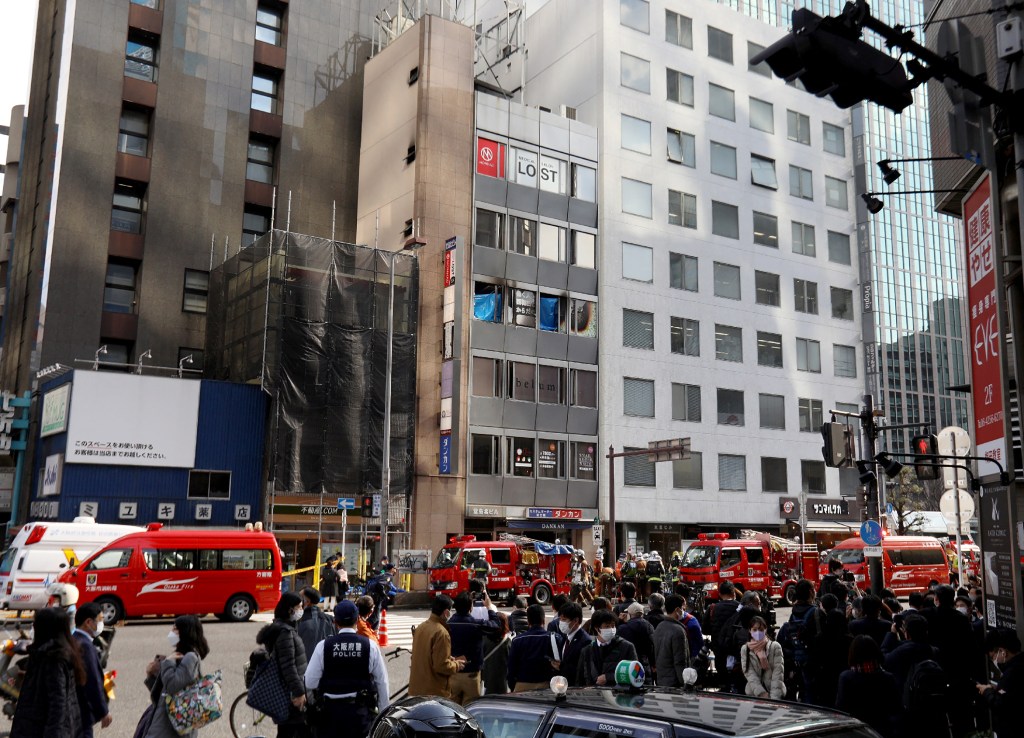 Caminhões dos bombeiros vistos durante incêndio em prédio comercial em Osaka, Japão. 17/12/2021