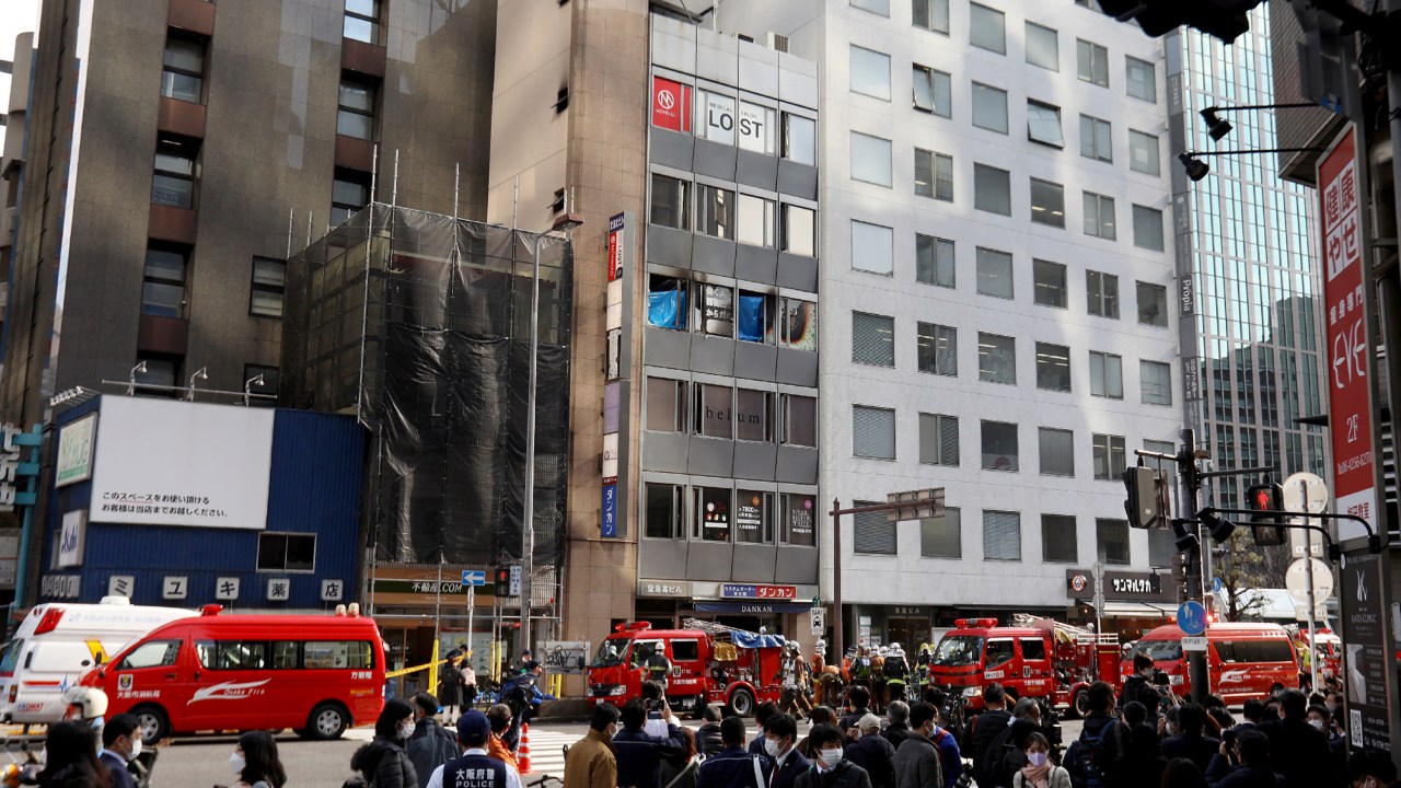 Caminhões dos bombeiros vistos durante incêndio em prédio comercial em Osaka, Japão. 17/12/2021