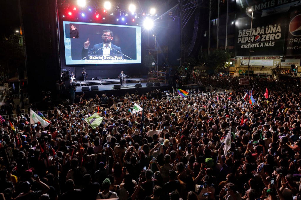 Presidente eleito chileno, Gabriel Boric, fala a apoiadores em Santiago. 19/12/2021