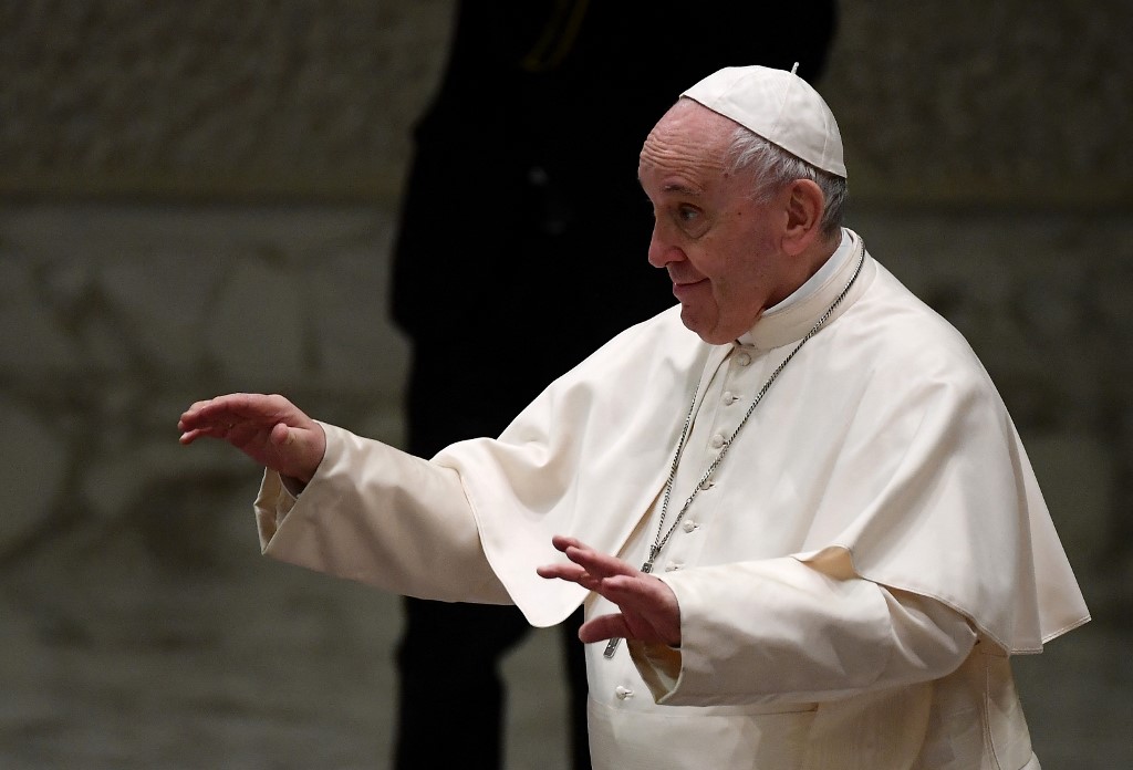 Papa Francisco gesticula durante uma audiência com funcionários do Vaticano na antevéspera do Natal de 2021 -