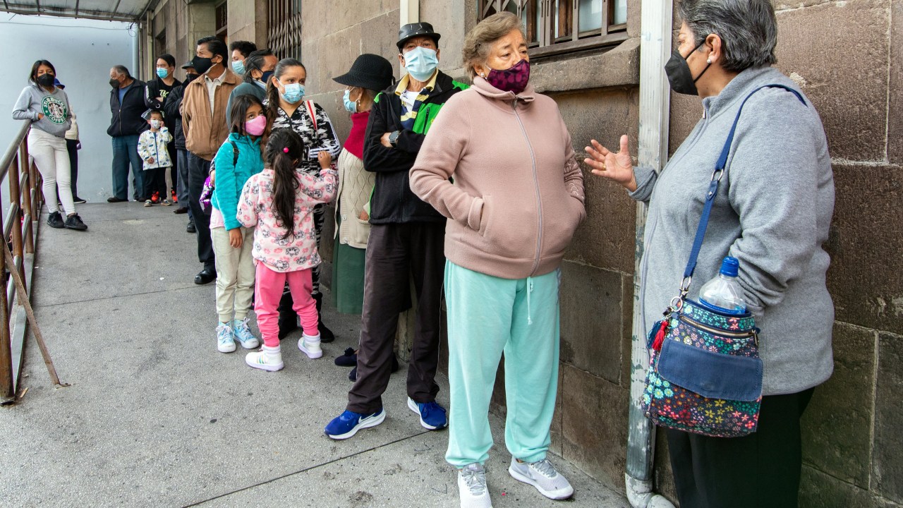 Fila para vacinação contra a Covid-19 em prédio do Ministério de Saúde Pública do Equador, em Quito. 24/12/2021