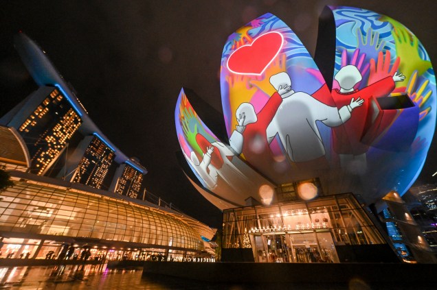 Projeção de luz no ArtScience Museum de Marina Bay celebra a chegada de 2022 em Singapura