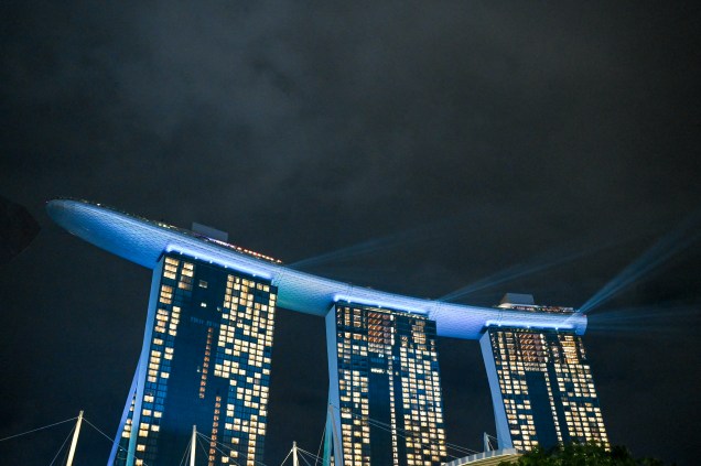Show de luzes no topo do Marina Bay Sands hotel celebra o Ano Novo em Singapura