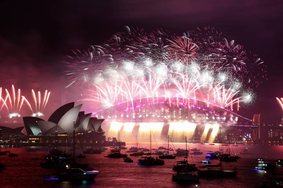 Fogos de artifício celebram a chegada de 2022 na famosa Harbour Bridge e Opera House de Sidney, na Austrália