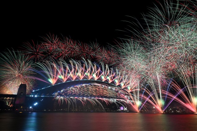 Fogos de artifício celebram a chegada de 2022 na famosa Harbour Bridge e Opera House de Sidney, na Austrália