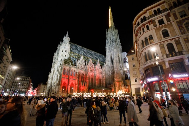 Público começa a chegar à Catedral de Santo Estevão, em Viena, na Áustria, à espera da virada para 2022