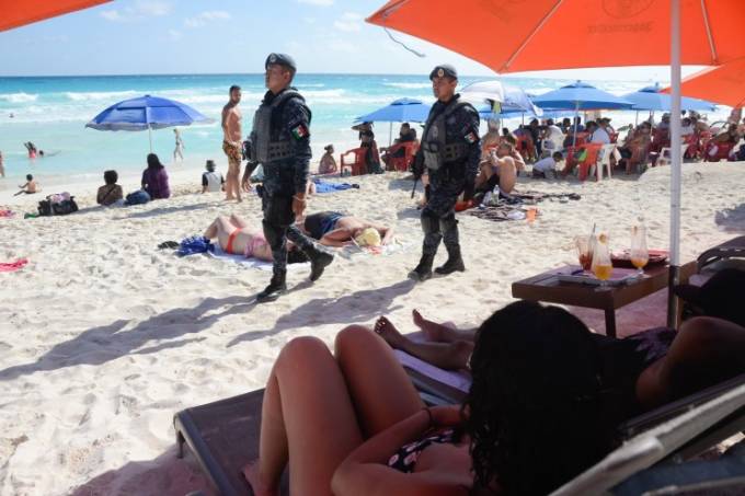 Policiais patrulham praia de Cancun: insegurança assusta