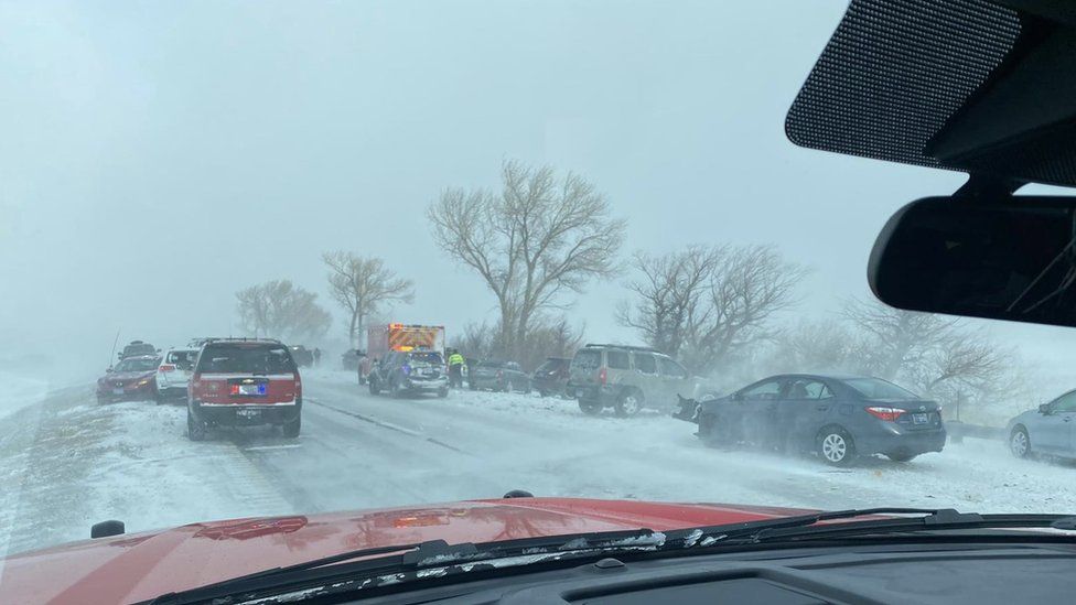 Tempestade de neve fecha estrada em Truckee Meadows, no estado americano de Nevada