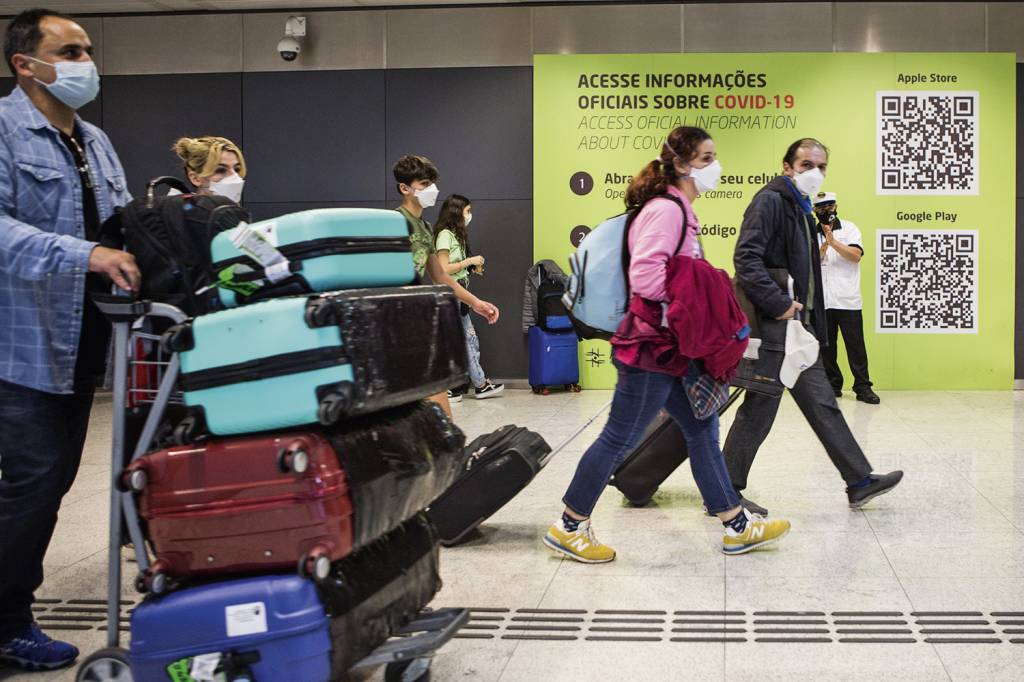 BARREIRA - Aeroporto de Guarulhos: a exigência aos viajantes começou a ser aplicada na segunda-feira 13 -