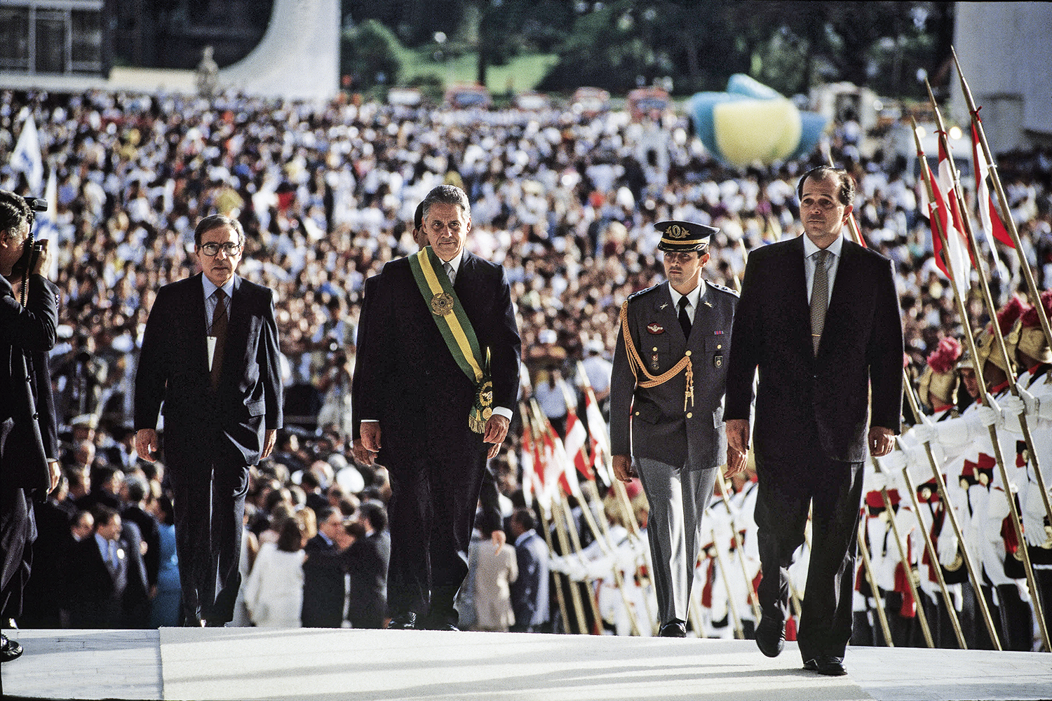 TEMPOS DE GLÓRIA - FHC: o presidente sobe a rampa do Planalto após vencer a eleição de 1994 e levar tucanos ao poder -