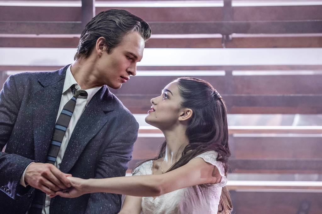 2—FILME-WEST-SIDE-STORY–03.jpg ROMEU E JULIETA - Ansel Elgort e Rachel Zegler como Tony e Maria: romance proibido em versão latina -