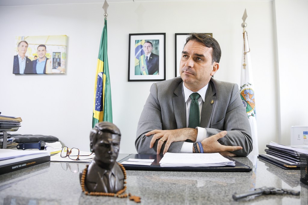 CONSELHEIRO - Flávio Bolsonaro: “Se o presidente fosse fazer o que essas pessoas queriam, teríamos um ditador aqui” -