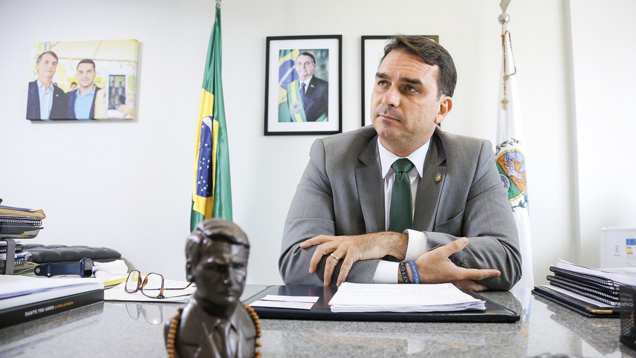 CONSELHEIRO - Flávio Bolsonaro: “Se o presidente fosse fazer o que essas pessoas queriam, teríamos um ditador aqui” -