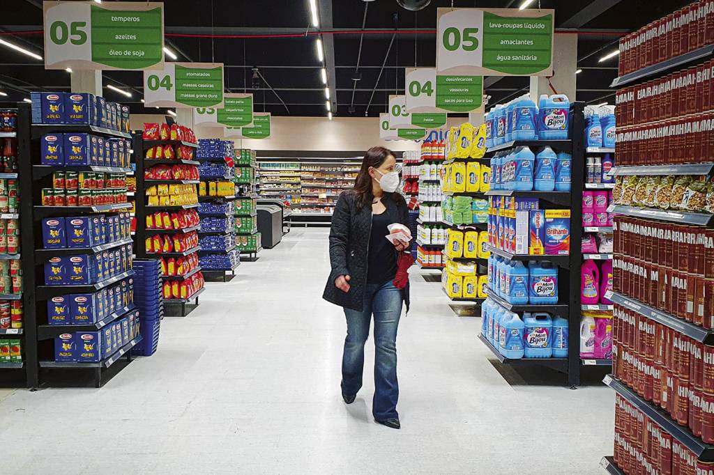 CONTA CARA - Cliente em supermercado: o consumidor perdeu o poder de compra, o que prejudica a atividade econômica -