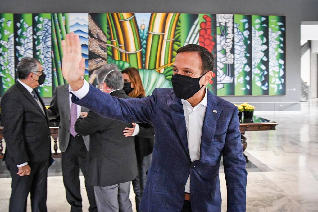 Governador João Doria Entrega Viaturas Bombeiros O governador de São Paulo, João Doria, realiza a entrega de 12 novas viaturas ao Corpo de Bombeiros do Estado de São Paulo, no Palácio dos Bandeirantes, na zona sul de São Paulo (SP), nesta quarta-feira (20). Credito: Andre Ribeiro/Futura Press