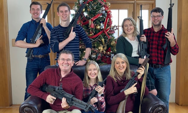 O deputado dos EUA Thomas Massie viralizou após foto de Natal carregada com armas
