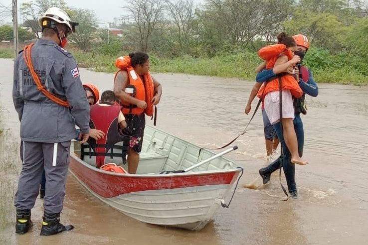 Governo da Bahia resgata pessoas isoladas pelas fortes chuvas