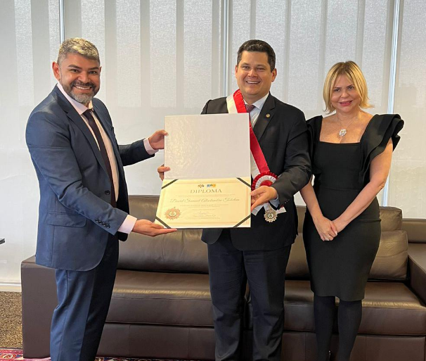 Após rachadinha, Alcolumbre é condecorado pelo Ministério Público