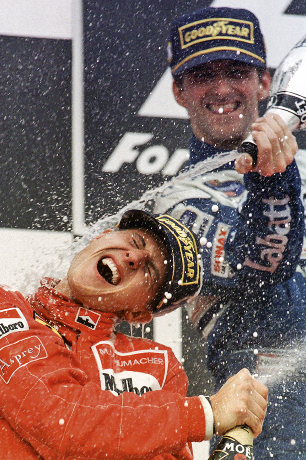 CHOQUES CONSTANTES - Michael Schumacher (à esq.) e Damon Hill duelaram na década de 90: o alemão obteve o primeiro de seus sete Mundiais ao provocar um acidente com o britânico na corrida derradeira, na Austrália, em 1994 -