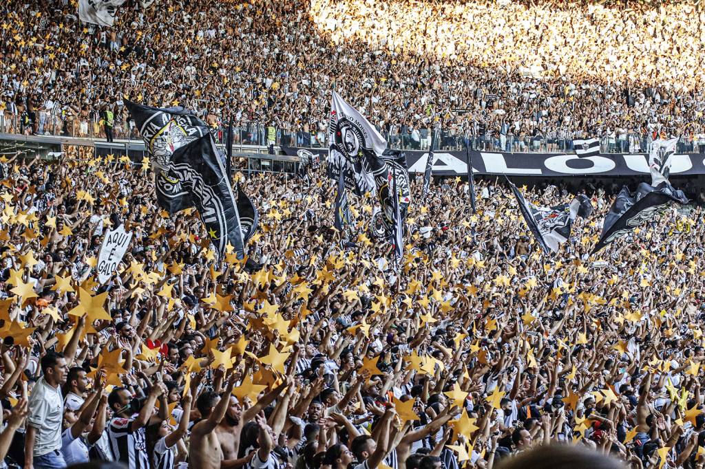 ATLETICO-CAMPEONATO-BRASILEIRO-TORCIDA-2021-02_-(1).jpg ABERTO - Torcedores do Atlético-MG no Mineirão lotado: faltou colocarem as máscaras, que são compulsórias -