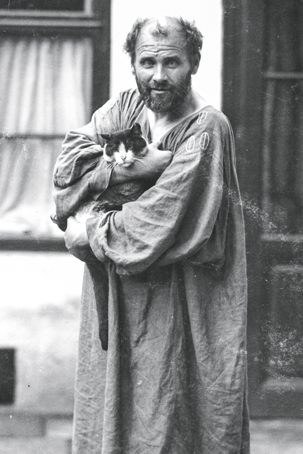 Austrian-National-Library—_Gustav-Klimt__photo-by-Moriz-Nähr-1911_on-Google-Arts-&-Culture.jpg CONTROVERSO - Gustav Klimt com um de seus gatos no estúdio de Viena: reservado e de modos simples -