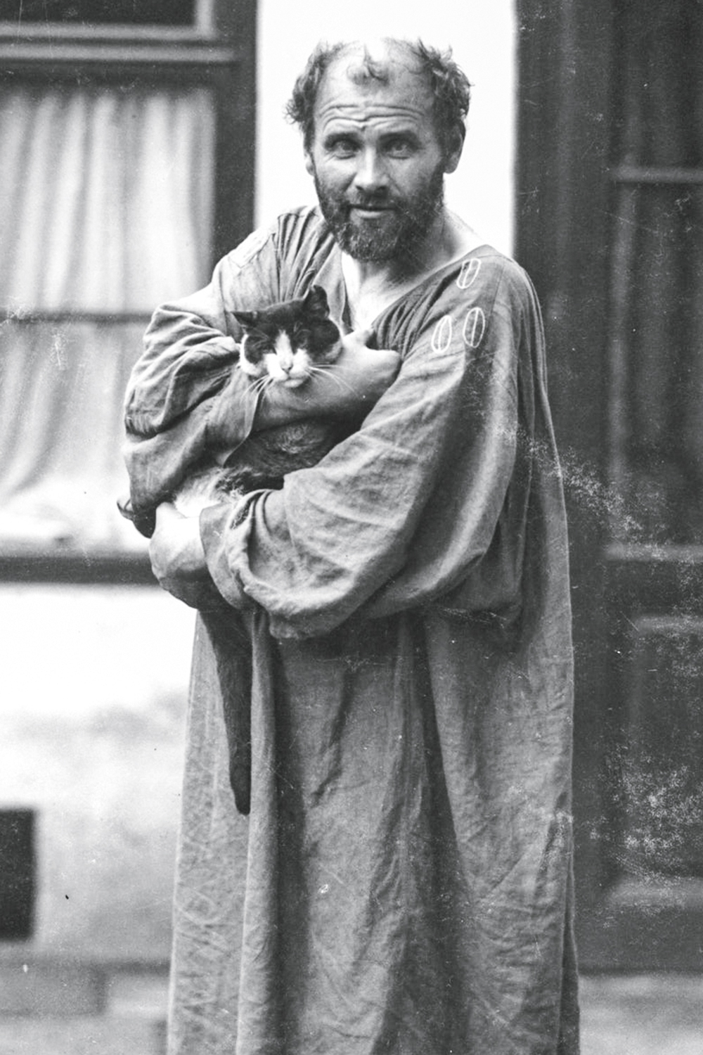 CONTROVERSO - Gustav Klimt com um de seus gatos no estúdio de Viena: reservado e de modos simples -