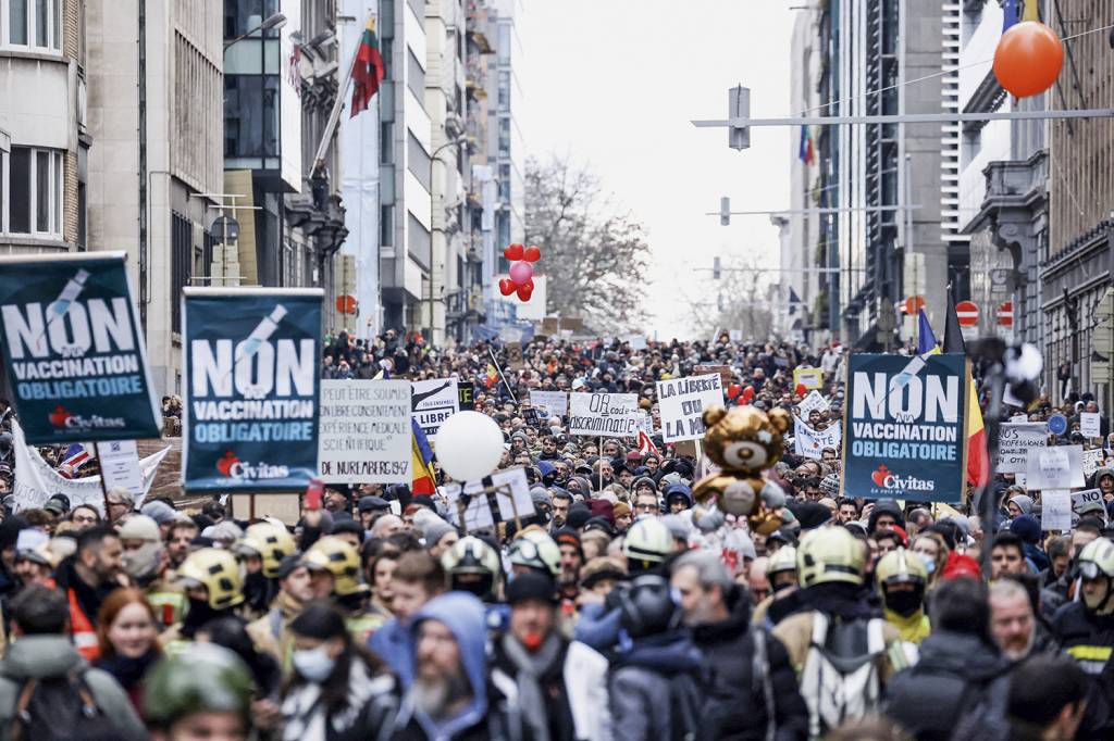 ESTULTICE - Protesto contra as vacinas na Bélgica: manifestação que não leva em conta a eficiência da imunização -