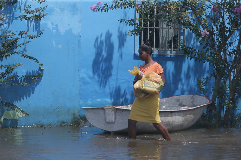 Moradora do distrito de Sambatuba, em Ilhéus (BA), com donativos recebidos após tragédia provocada pelas chuvas