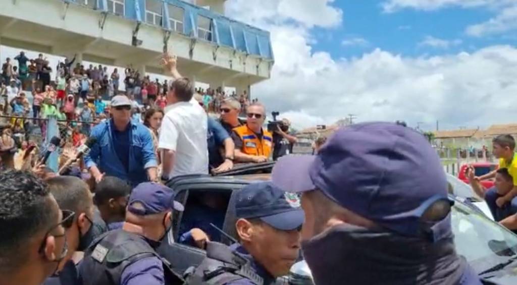 Jair Bolsonaro acena para multidão em Itamaraju, Bahia: visita aos municípios afetados pela chuva teve ar de campanha