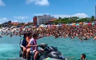 O presidente Jair Bolsonaro passeia de jet ski com a primeira-dama Michelle e a filha Laura