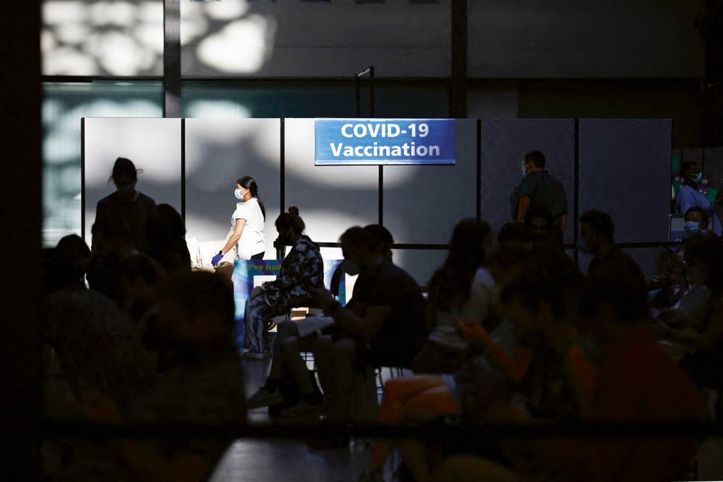 CORRIDA - Fila para se vacinar: a terceira dose em todos os adultos até o fim do ano -