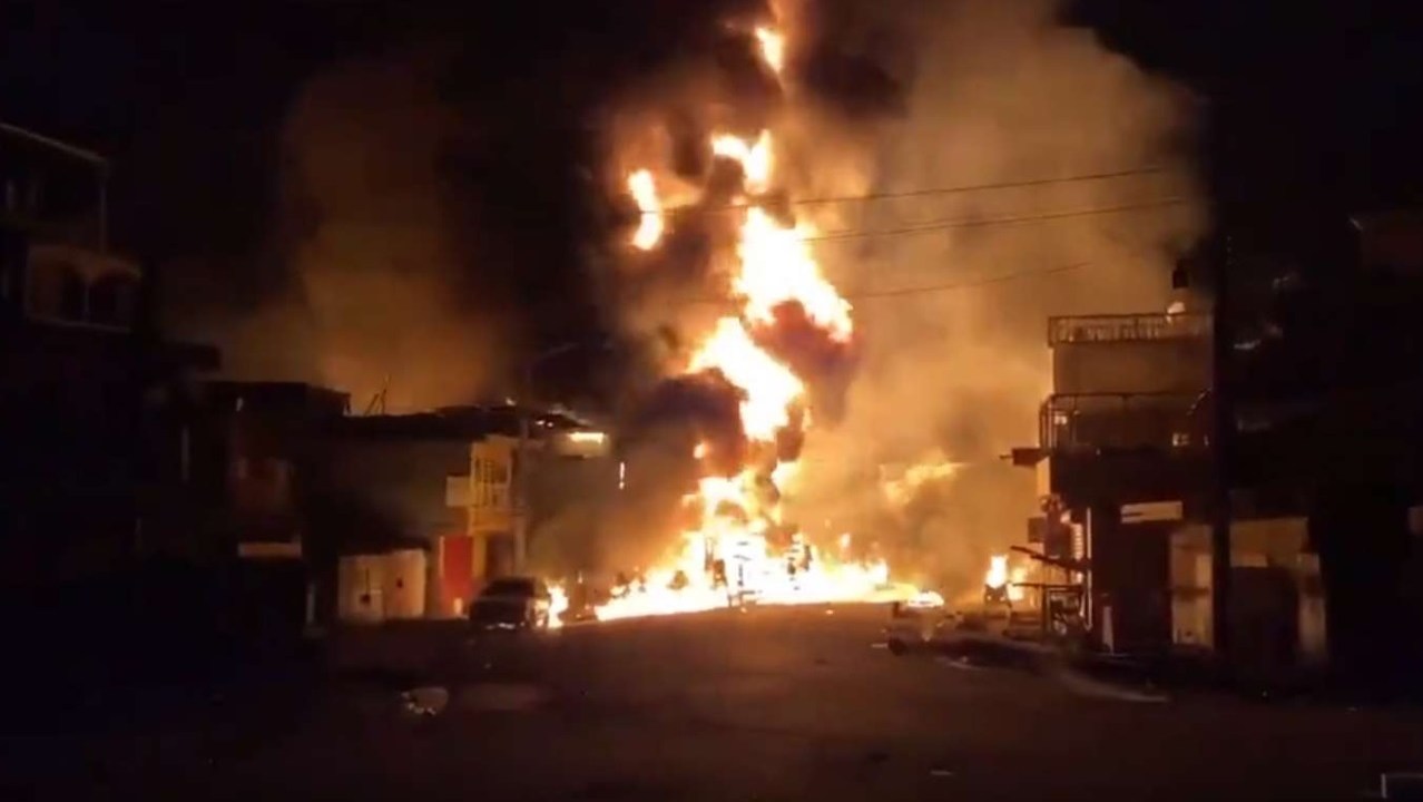 Caminhão de combustível explode e deixa mais de 60 mortos na região norte do país