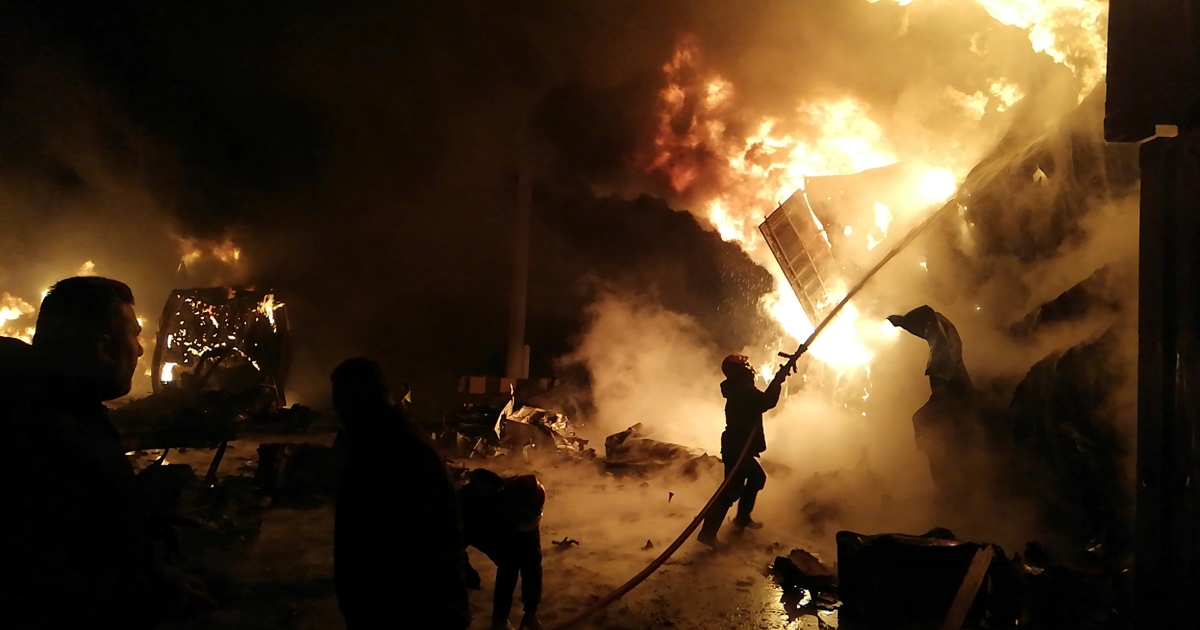 Bombeiros lutam para apagar incêndio no porto de Latakia, na Síria