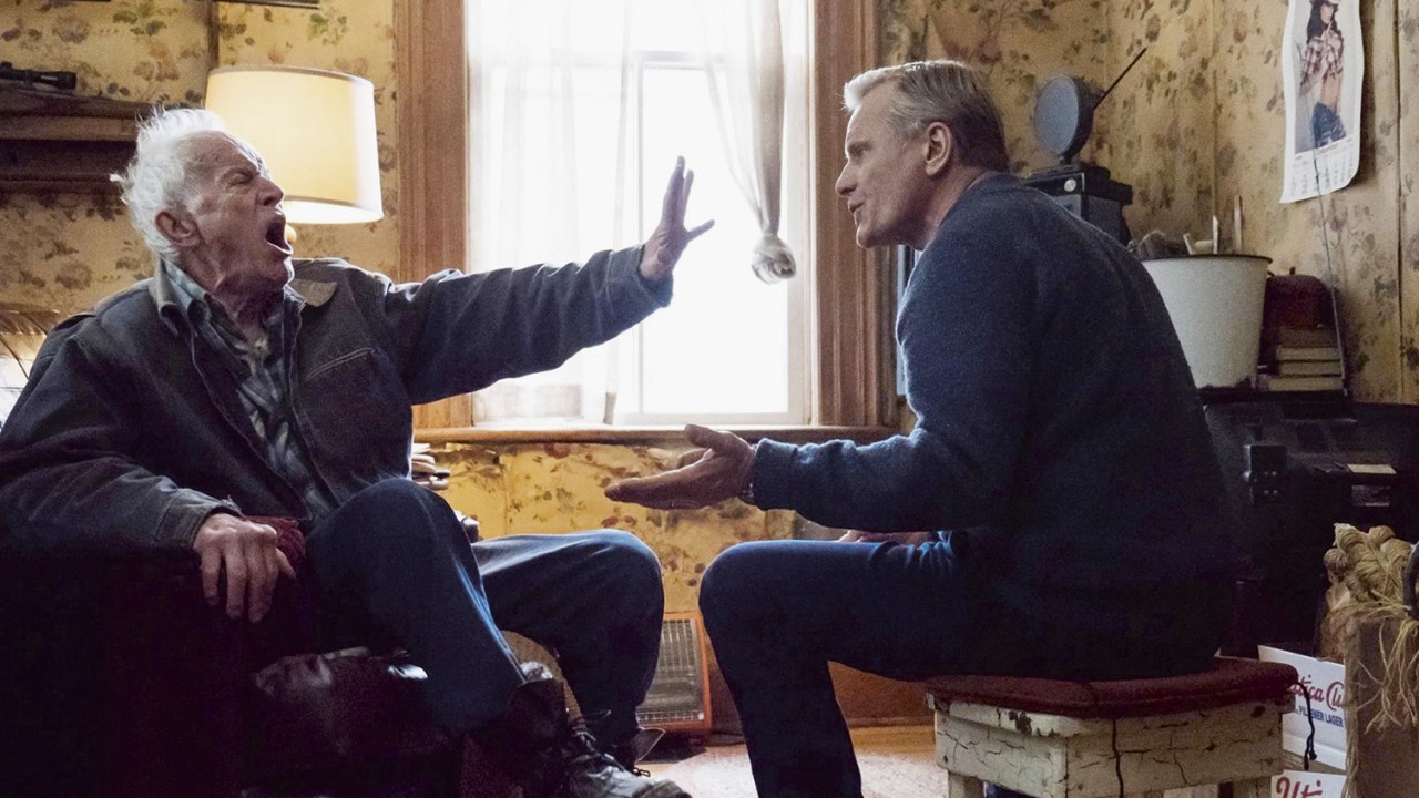 DRAMA - Lance Henriksen e Viggo Mortensen em Falling: a tensa relação entre um pai brutal e seu filho gay -