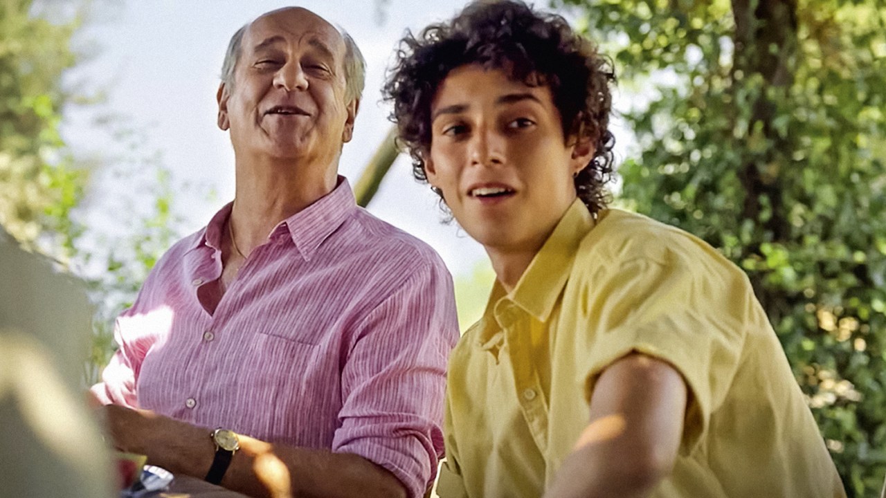 VINHETAS DO PASSADO - Fabietto (Filippo Scotti) com seu pai (Toni Servillo): um presente com a cor da lembrança -