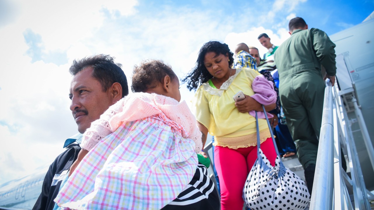 Família venezuelana interiorizada desembarca no aeroporto de Recife