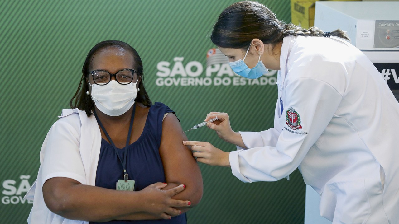ESPERANÇA - Símbolo: Mônica Calazans foi a primeira a ser imunizada no Brasil -
