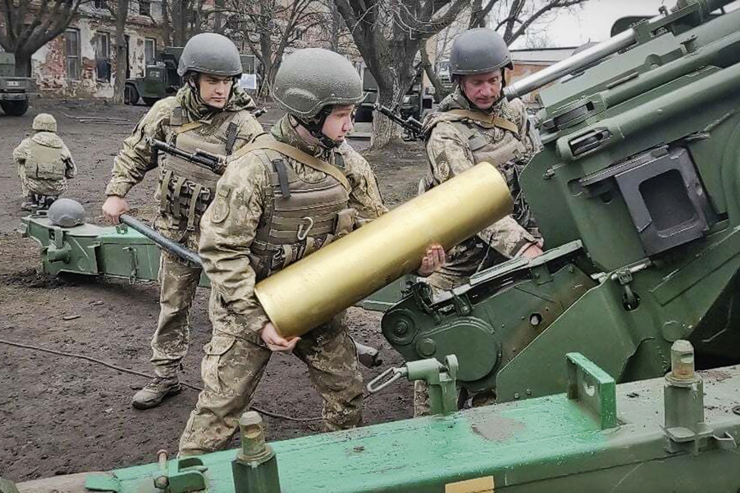 TENSÃO - Soldados ucranianos combatem separatistas: fronteira explosiva -