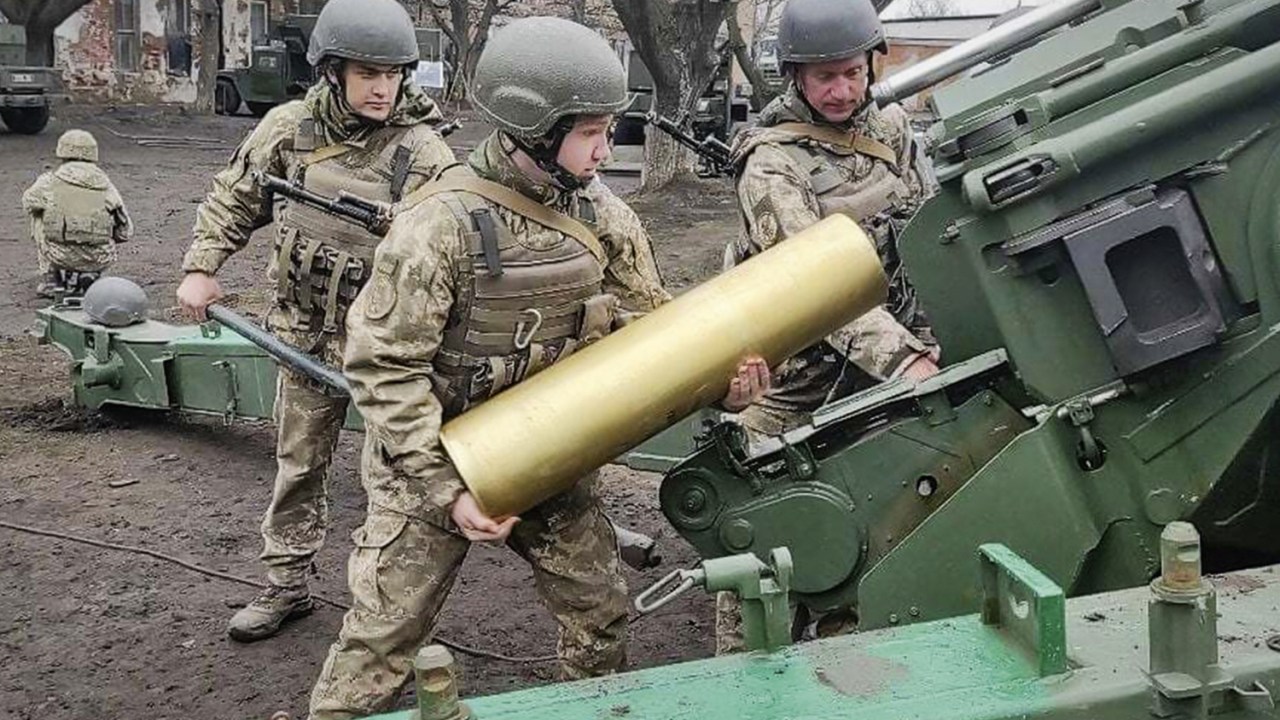 TENSÃO - Soldados ucranianos combatem separatistas: fronteira explosiva -