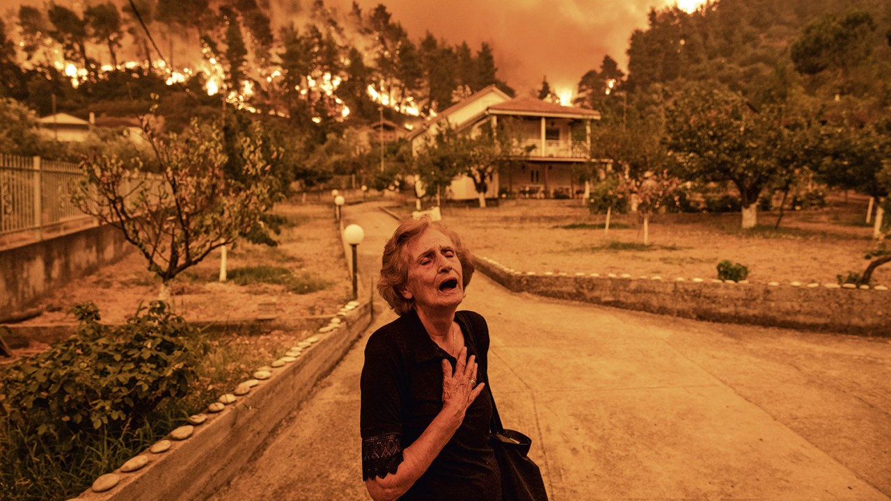 TRAGÉDIA - Incêndio florestal na Grécia: o desespero diante da perda iminente -