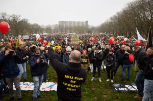 Manifestantes anti-vacina se reúnem em Utrecht, na Holanda