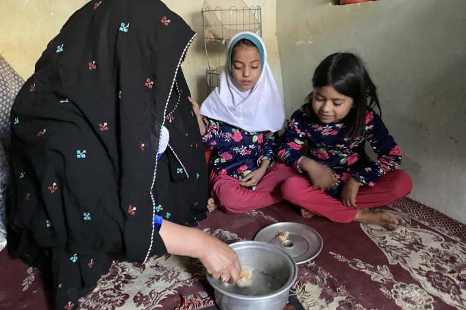 Afghan mother has no choice but selling her two daughters due to hunger
