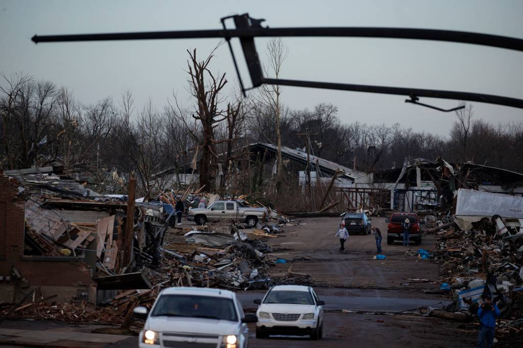 Mortes por tornado no Kentucky podem passar de 100, diz governador
