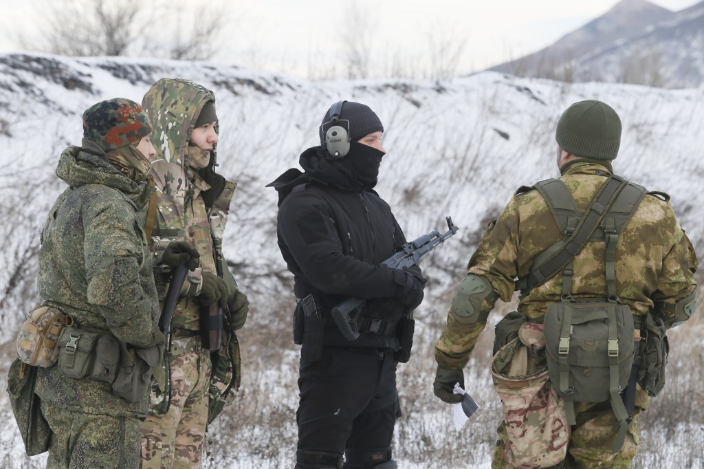 Donetsk, na Ucrânia: civis realizam treinamento militar