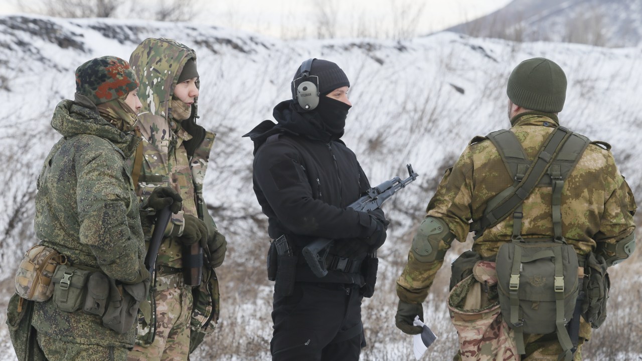 Donetsk, na Ucrânia: civis realizam treinamento militar