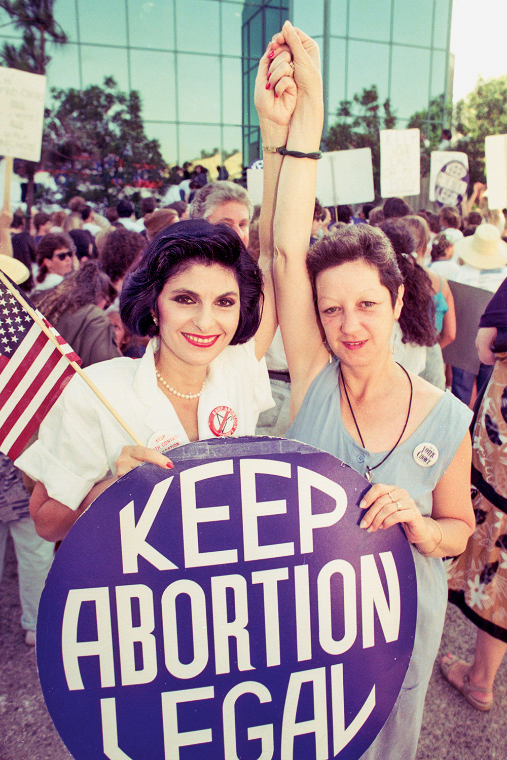 Roe vs Wade – Norma McCorvey and Gloria Allred A FAVOR E CONTRA - Norma McCorvey (à esq.), a Jane Roe, com cartaz pró-aborto: depois, mudou de lado -