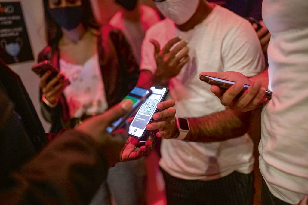GettyImages-1345462633.jpg NOVOS TEMPOS - Checagem de imunização na balada: ajuda da tecnologia -
