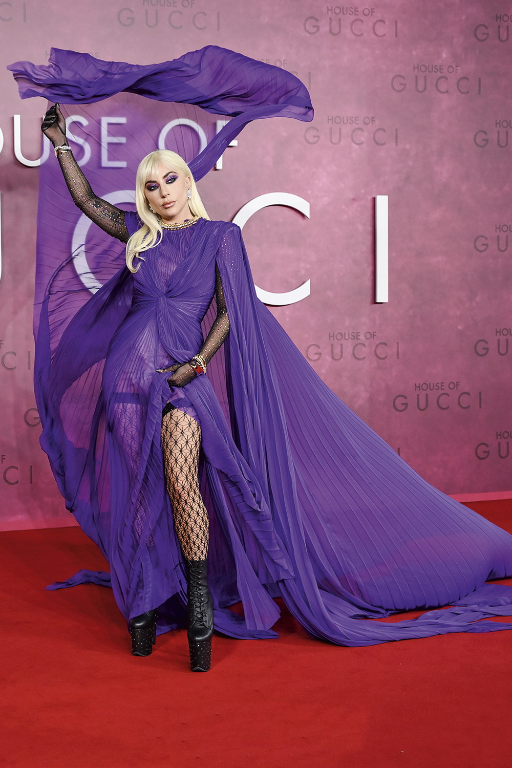 EXTRAVAGANTE - Lady Gaga: luxo e meia arrastão em mistura improvável e sensual -